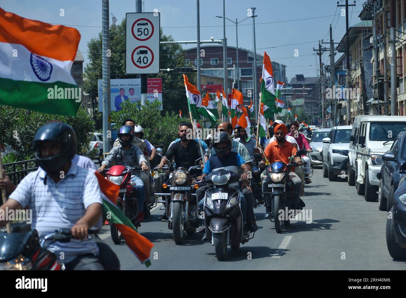 13. August 2023, Srinagar, Jammu und Kaschmir, Indien: BJP-Mitglieder und -Standorte halten nationale Flaggen, wenn sie an der Rallye „Meri Maati Mera Desh“ (My Soil, My Country) teilnehmen, die vor den Feierlichkeiten zum Unabhängigkeitstag am 12. August 2023 in Srinagar, Indien stattfindet. (Kreditbild: © Mubashir Hassan/Pacific Press via ZUMA Press Wire) NUR REDAKTIONELLE VERWENDUNG! Nicht für den kommerziellen GEBRAUCH! Stockfoto