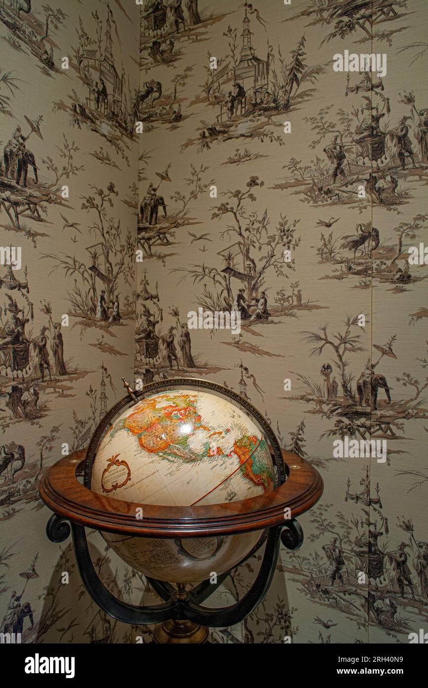 Bodenständer Globus am Stand im Savoy Hotel in London, Großbritannien Stockfoto
