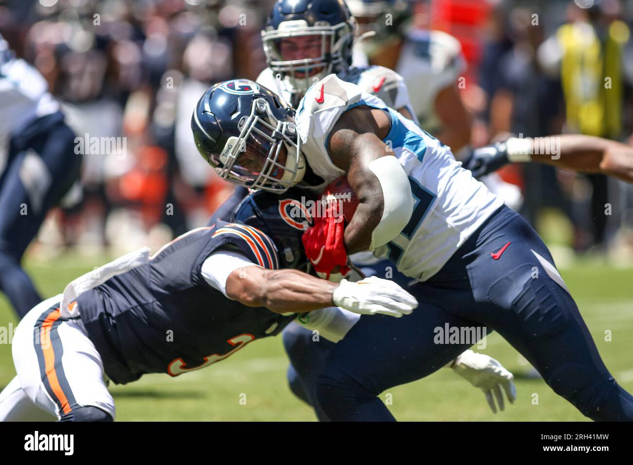 12. August 2023 - Tennessee Titans Running Back Hassan Haskins (25) wird von Chicago Bears Cornerback Jaylon Jones (31) angegriffen, nachdem es während des NFL-Vorsaison-Fußballspiels zwischen den Chicago Bears und den Tennessee Titans in Chicago, IL, einen kurzen Lauf gab Stockfoto