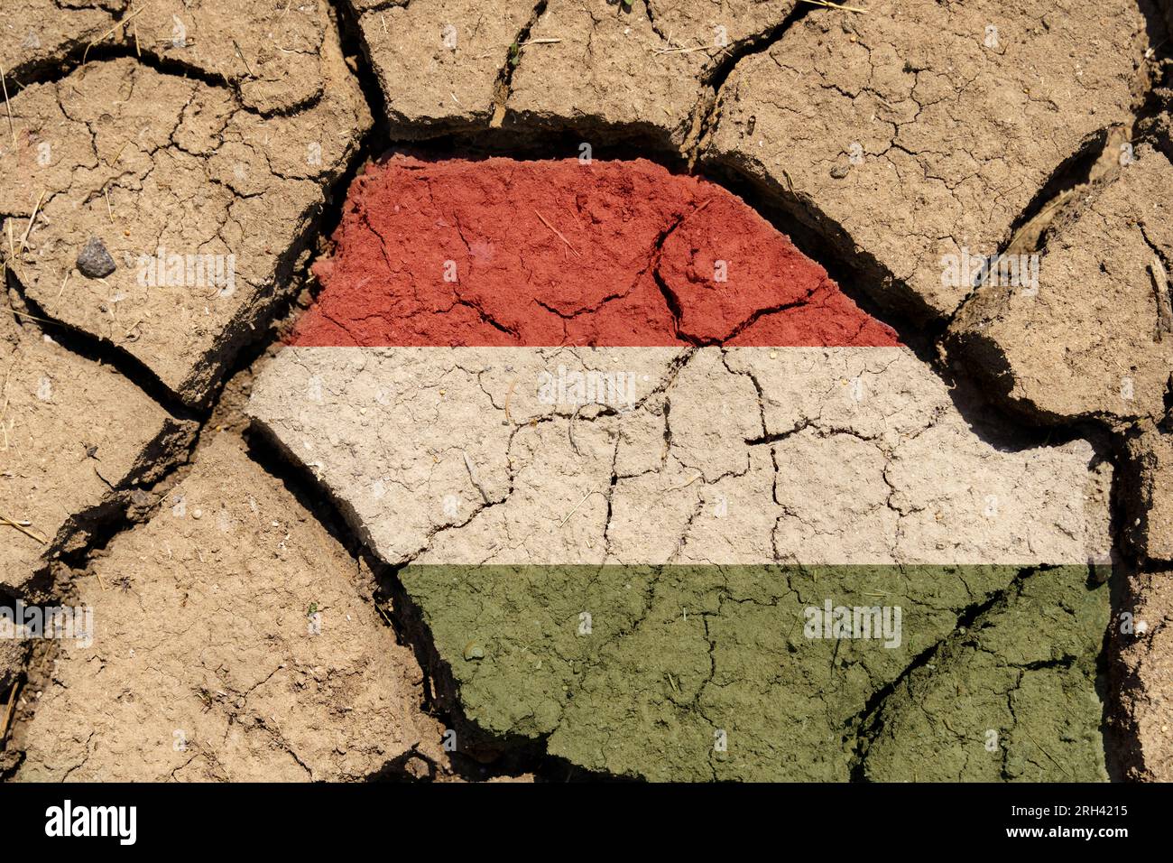 Ökologisches Konzept. Dürre. Auf trockenem, gerissenem Boden das Bild der ungarischen Flagge. Stockfoto