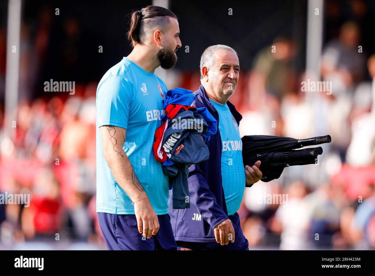 ALMERE, NIEDERLANDE - AUGUST 13: Anoush Dastgir (FC Twente) und Jacob Malki (FC Twente) während des Spiels Eredivisie von Almere City und FC Twente in Ya Stockfoto