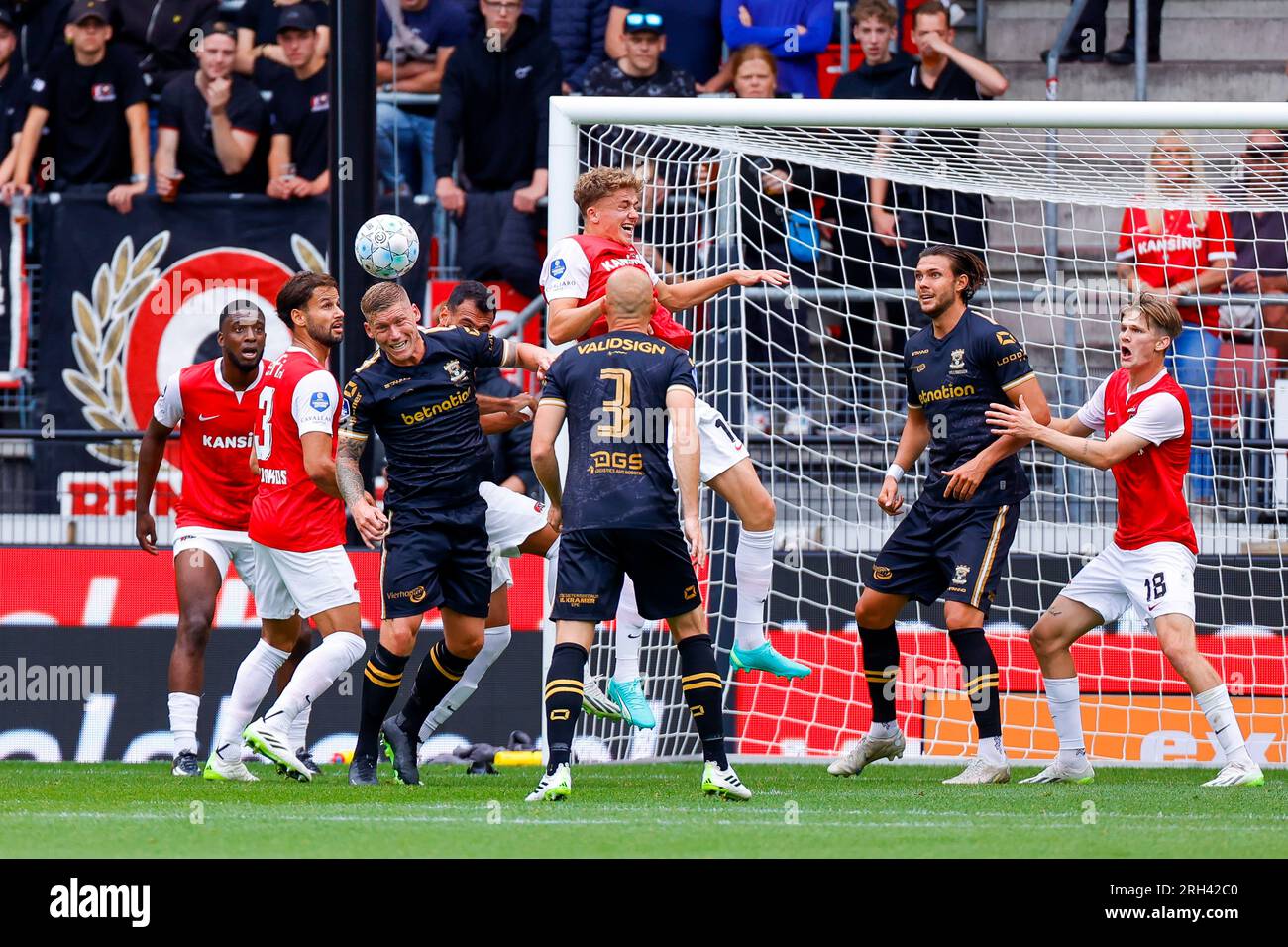 ALKMAAR, NIEDERLANDE - AUGUST 13: Sven Mijnans (AZ Alkmaar) und Victor Edvardsen (Go ahead Eagles) während des Eredivisie-Spiels von AZ Alkmaar und Go Ah Stockfoto