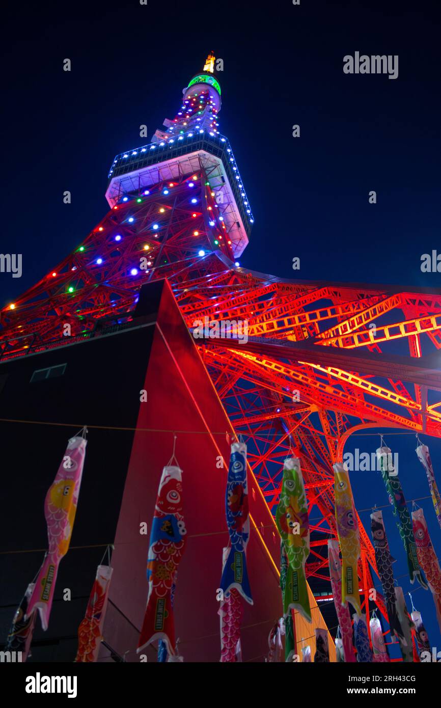 Tokio Tower dekoriert mit Karpfen für den Kindertag während der Goldenen Woche, Mai, Japan Stockfoto