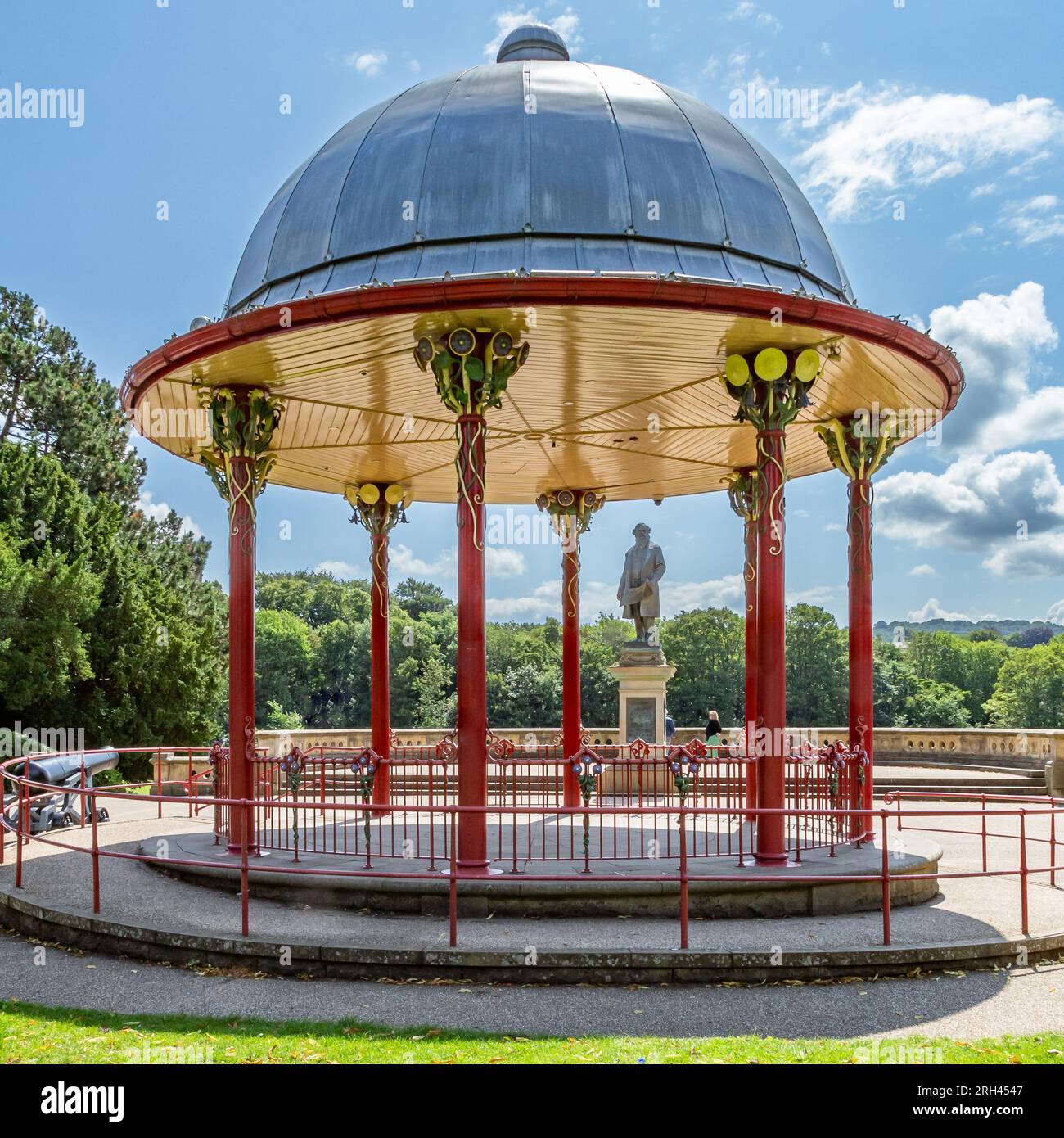 Der Bandstand in Roberts Park, Saltaire. Oben in den Spalten sehen Sie aufwendige Schmiede mit Musikinstrumenten. Stockfoto