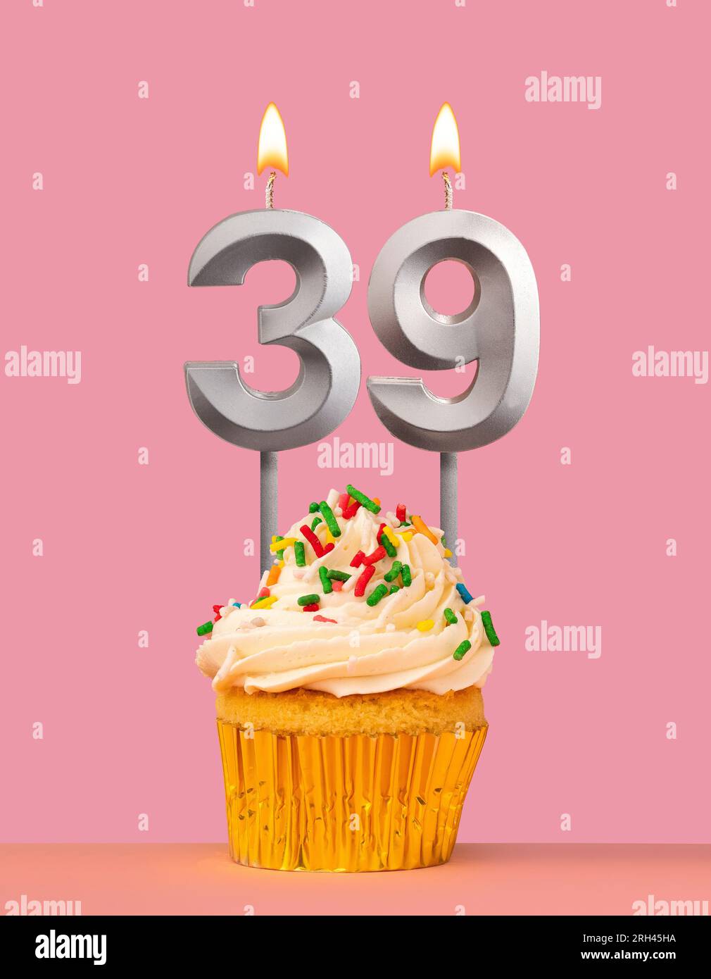 Geburtstagskarte mit Cupcake und Kerze Nummer 39 Stockfoto