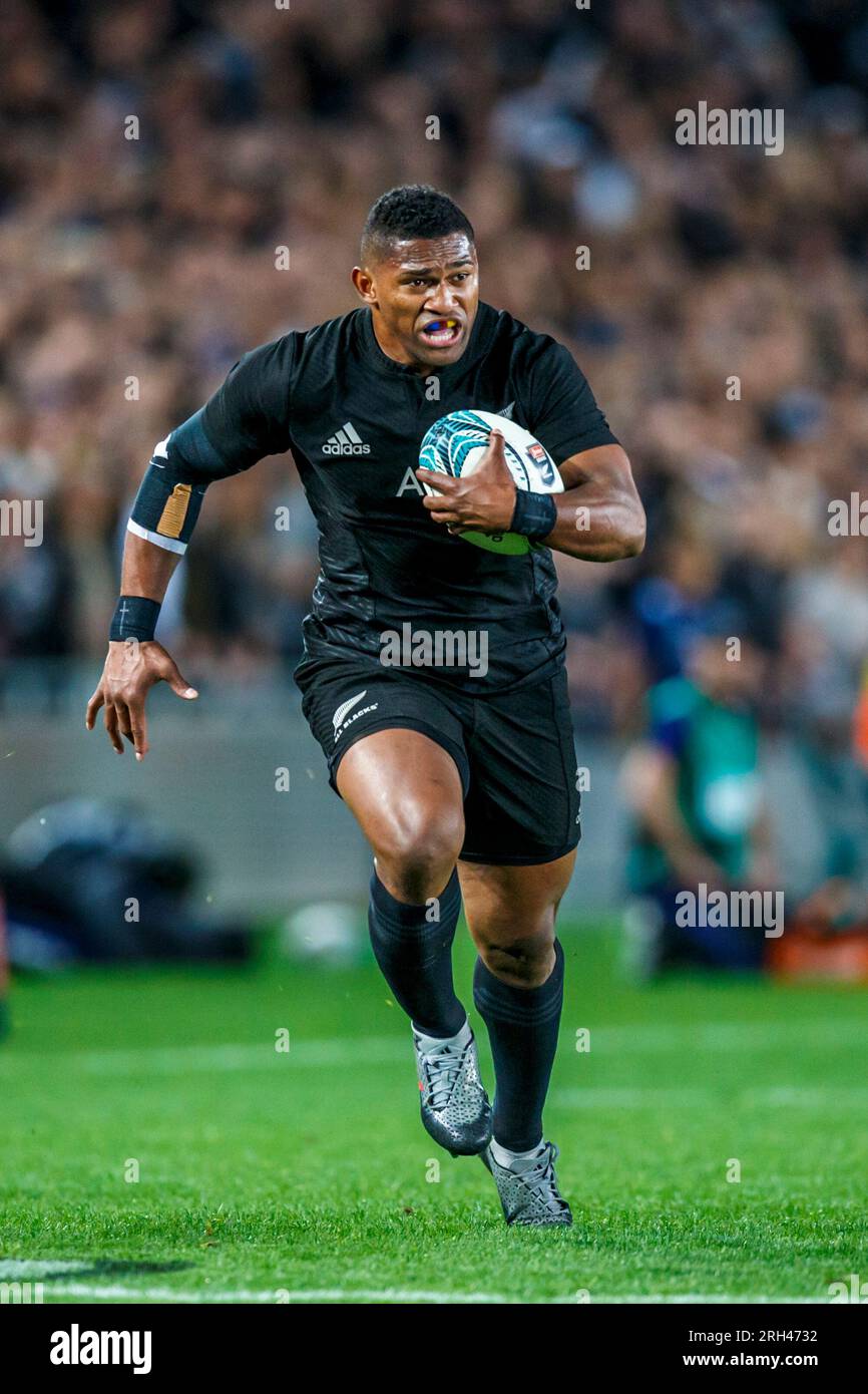 Waisake Naholo aus Neuseeland läuft während des internationalen Testspiels zwischen Neuseeland und Wales im Eden Park in Auckland, Neuseeland, Samstag, den 11. Juni 2016. Stockfoto