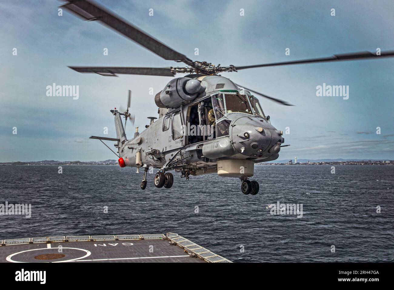 Ein Navy Sea Sprite Hubschrauber startet von der HMNZS Canterbury während einer internationalen Maritime Übung im Hauraki Golf, Auckland Stockfoto