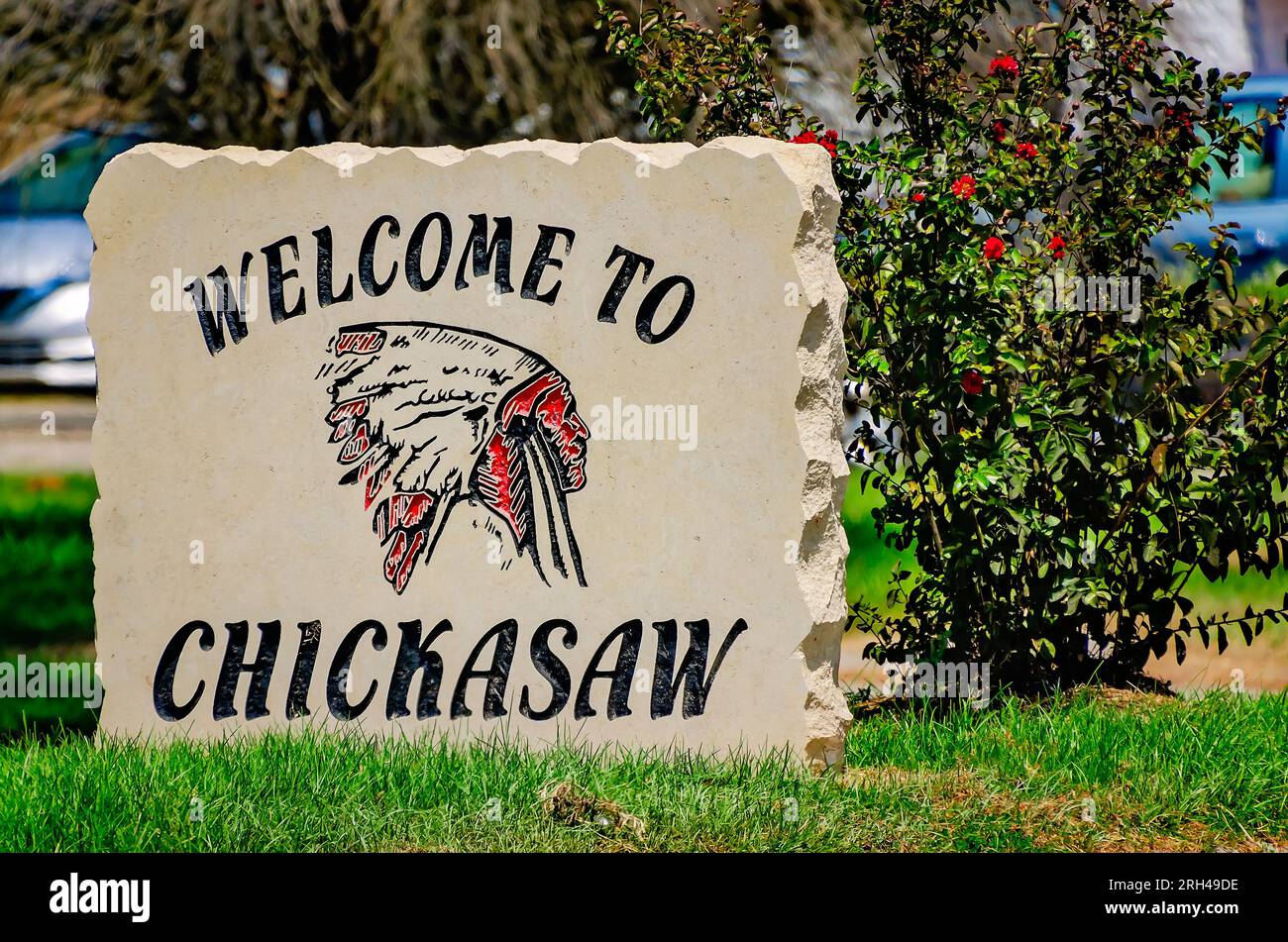 Das Chickasaw-Willkommensschild zeigt einen indischen Häuptling, 12. August 2023, in Chickasaw, Alabama. Chickasaw wurde als Firmenstadt gegründet. Stockfoto