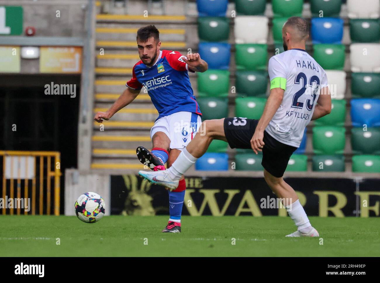 Windsor Park, Belfast, Nordirland, Großbritannien. 13. Juli 2023. UEFA Europa Conference League Runde 1 (erste Etappe) – Linfield/FK Vllaznia. Linfield-Fußballer, Footballspieler Jack Scott. Stockfoto