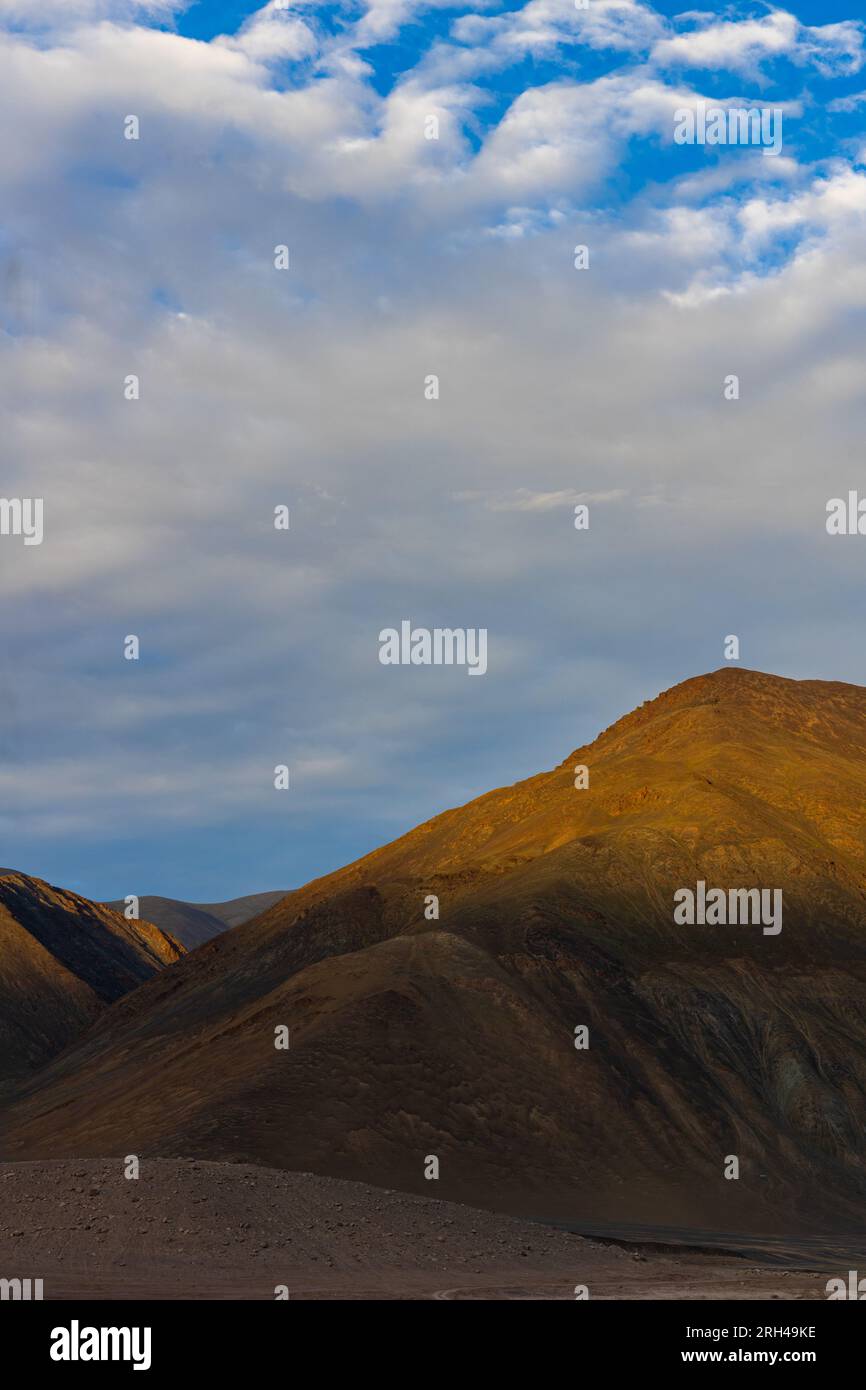 Eine malerische Landschaft aus braunen Hügeln, Bergen und blauem Himmel in Ladakh Stockfoto