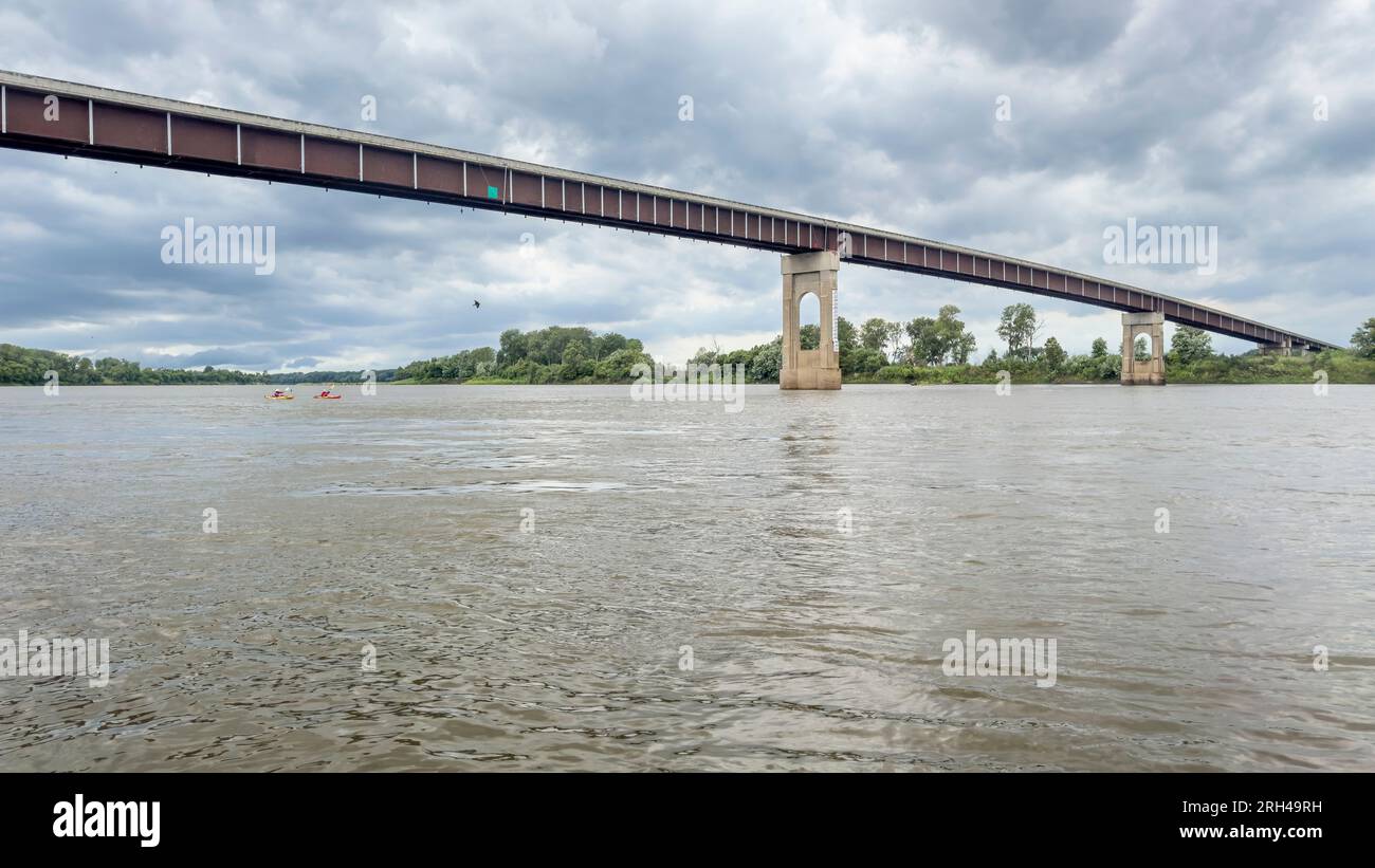 Zwei Kajakfahrer nähern sich einer Brücke über den Missouri River in Miami, MO Stockfoto