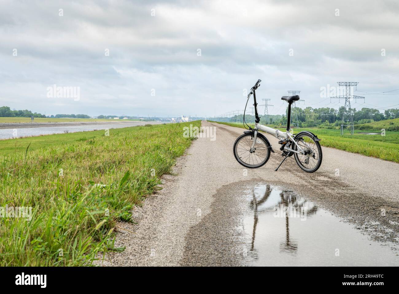 Klappfahrrad auf einem Deich entlang des Chain of Rocks Canal in der Nähe von Granite City in Illinois Stockfoto