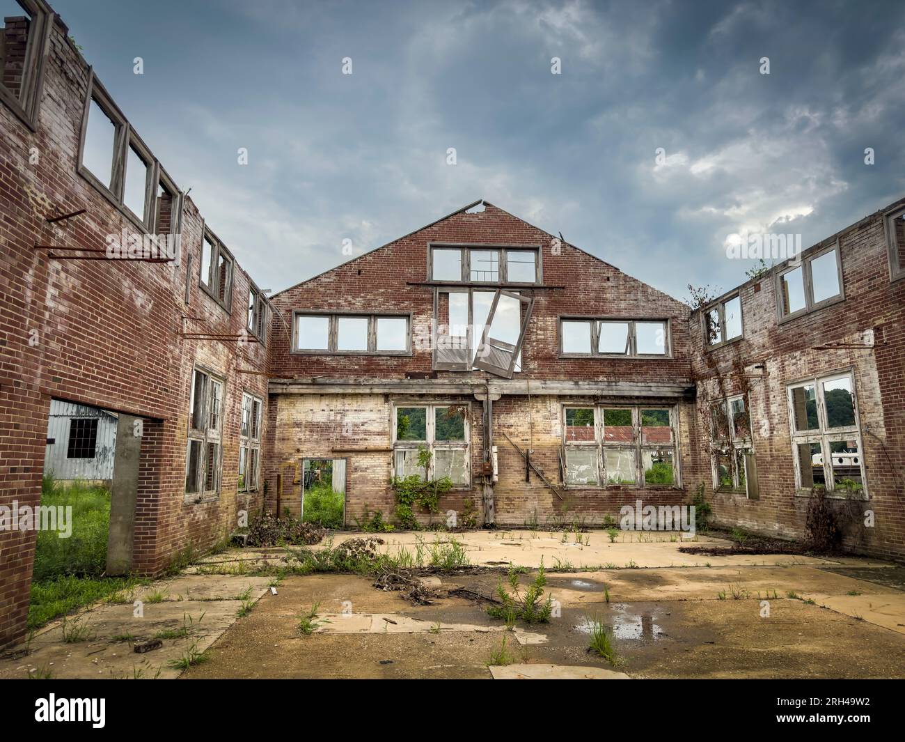 Verlassenes Industriebau in einer alten Werft am Ufer des Missouri River Stockfoto