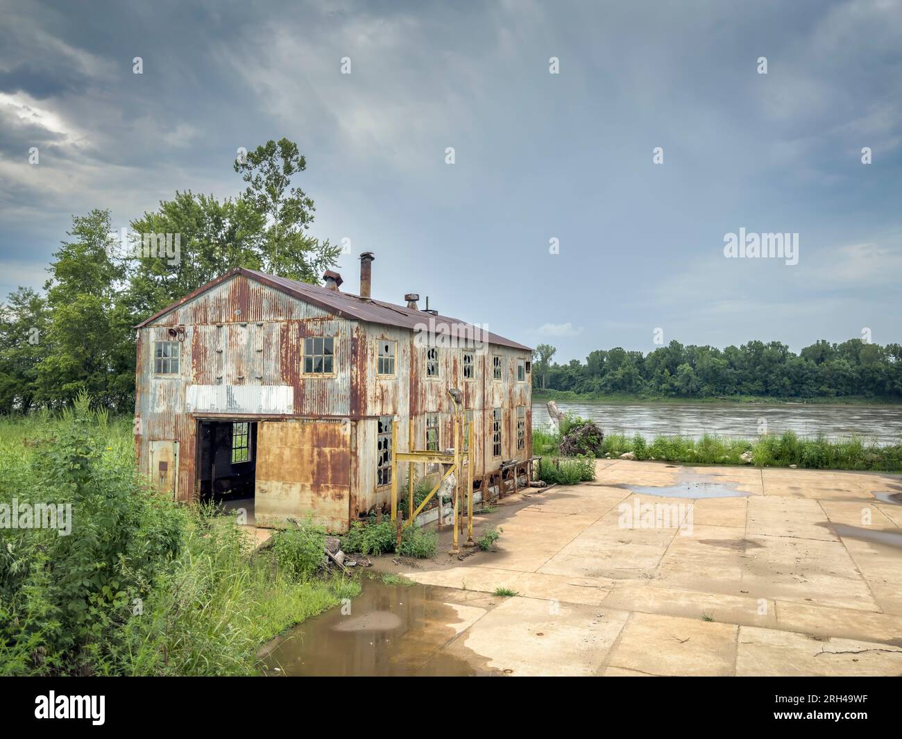 Verlassenes Industriebau in einer alten Werft am Ufer des Missouri River Stockfoto