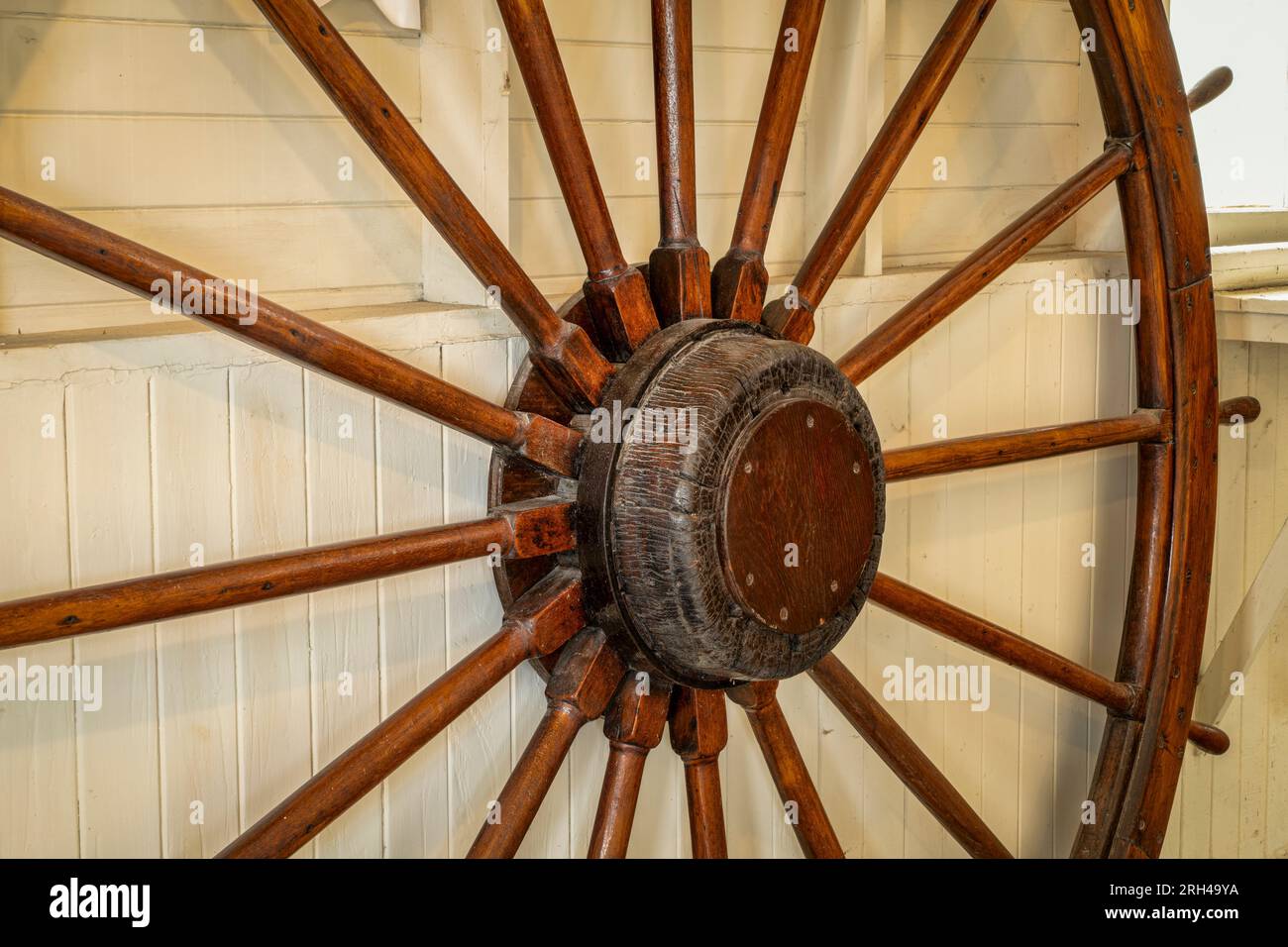 Details des alten Lenkrads eines alten Dampfschiffes am Missouri River Stockfoto