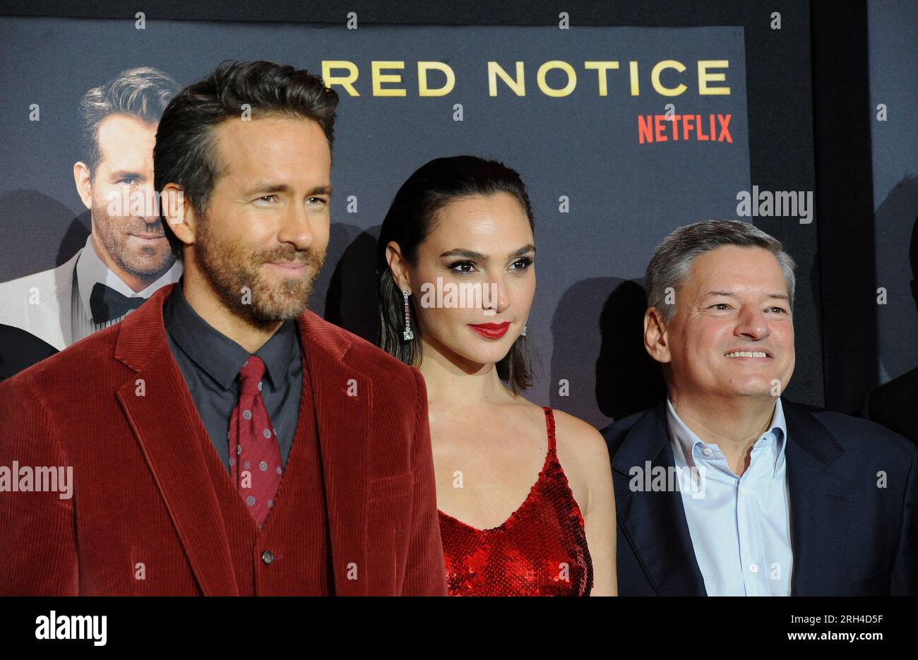 Ted Sarandos, Gal Gadot und Ryan Reynolds bei der Weltpremiere von Netflix's „Red Notice“, die am 3. November 2021 LIVE in Los Angeles, USA, stattfindet. Stockfoto