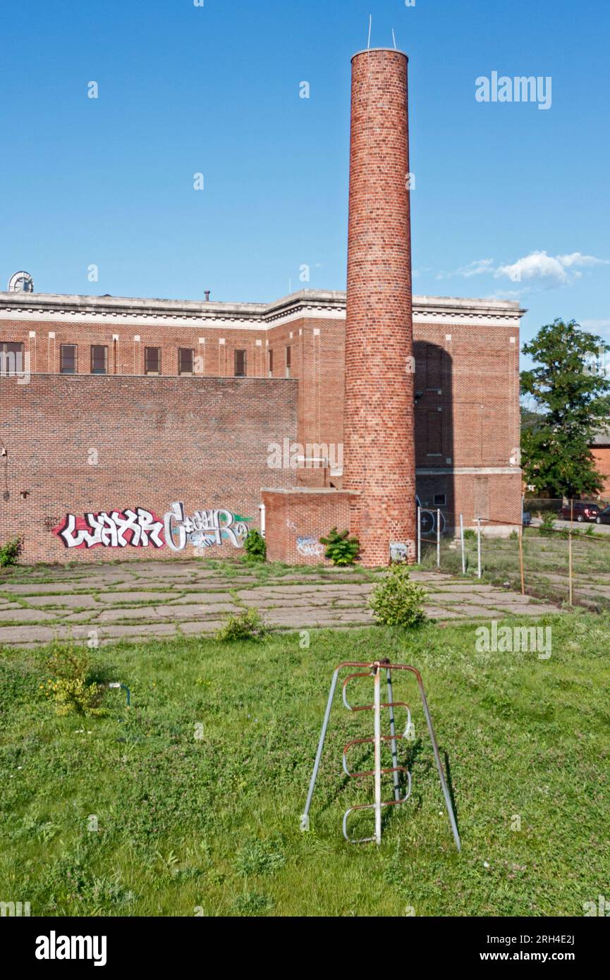 Highland Park, Michigan - ein verlassener Spielplatz in einer geschlossenen Schule. Stockfoto