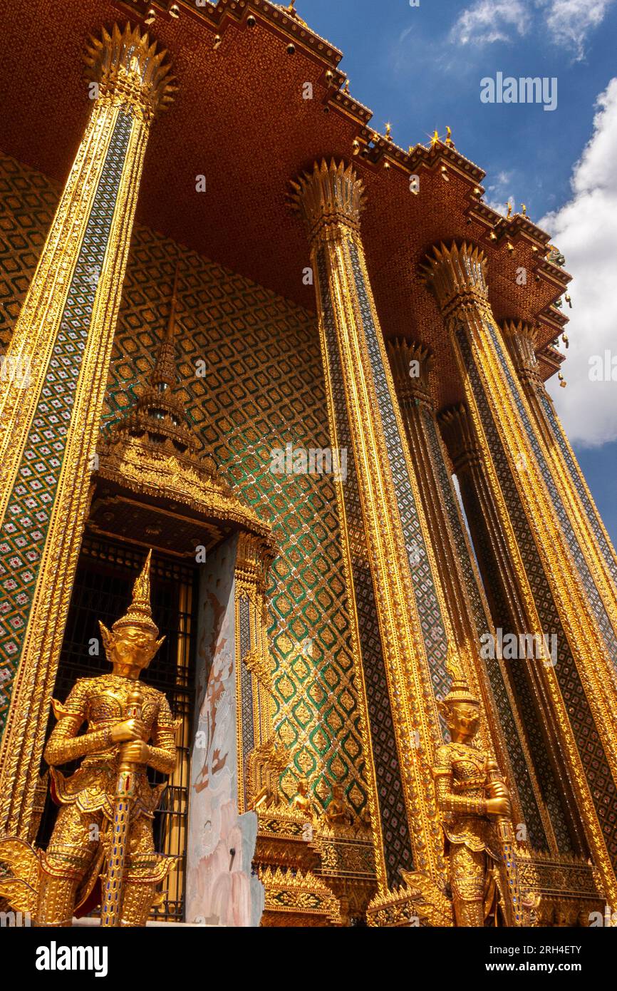 Eintritt in die Bibliothek im buddhistischen Komplex von Wat Phra Kaew im Königspalast in Bangkok in Thailand in Südostasien Stockfoto