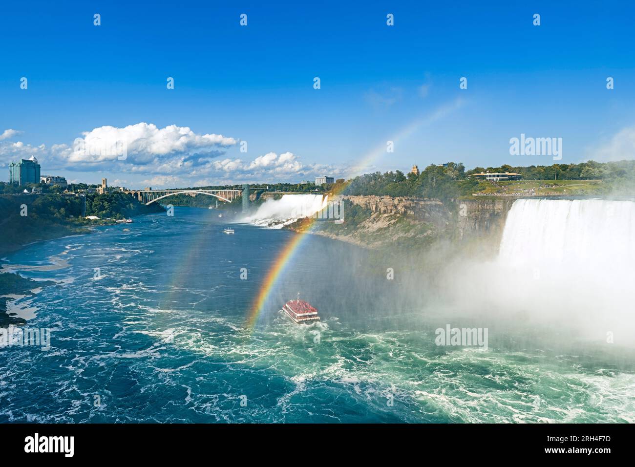Regenbogen über Niagara Falls Stockfoto