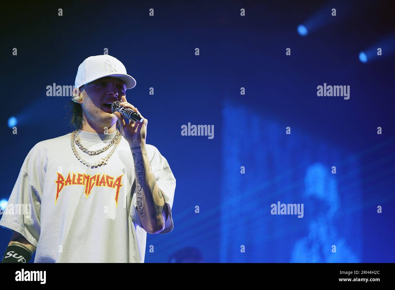 Irving, Usa. 12. Aug. 2023. 12. August 2023, Irving, Texas, USA: Mexikanischer Rapper, Musiker und Sänger Hassan Emilio Kabande Laija, professionell bekannt als Peso Pluma, tritt während seiner Double P Tour im Pavilion in der Toyota Music Factory am Samstag, den 12. August 2023 in Irving, Texas, USA auf. (Foto: Javier Vicencio/Eyepix Group) Kredit: Eyepix Group/Alamy Live News Stockfoto