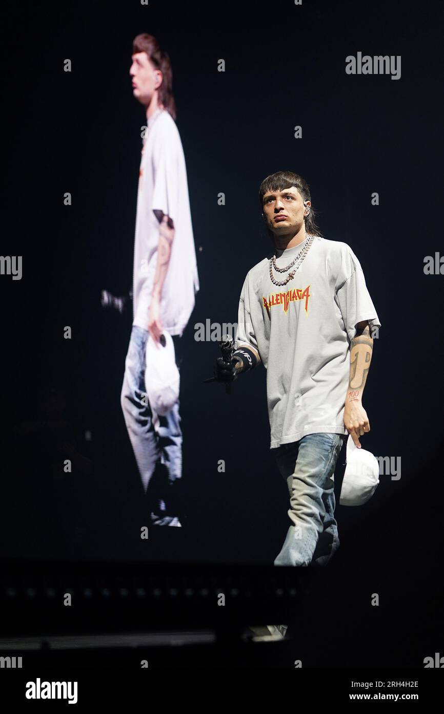Irving, Usa. 12. Aug. 2023. 12. August 2023, Irving, Texas, USA: Mexikanischer Rapper, Musiker und Sänger Hassan Emilio Kabande Laija, professionell bekannt als Peso Pluma, tritt während seiner Double P Tour im Pavilion in der Toyota Music Factory am Samstag, den 12. August 2023 in Irving, Texas, USA auf. (Foto: Javier Vicencio/Eyepix Group) Kredit: Eyepix Group/Alamy Live News Stockfoto