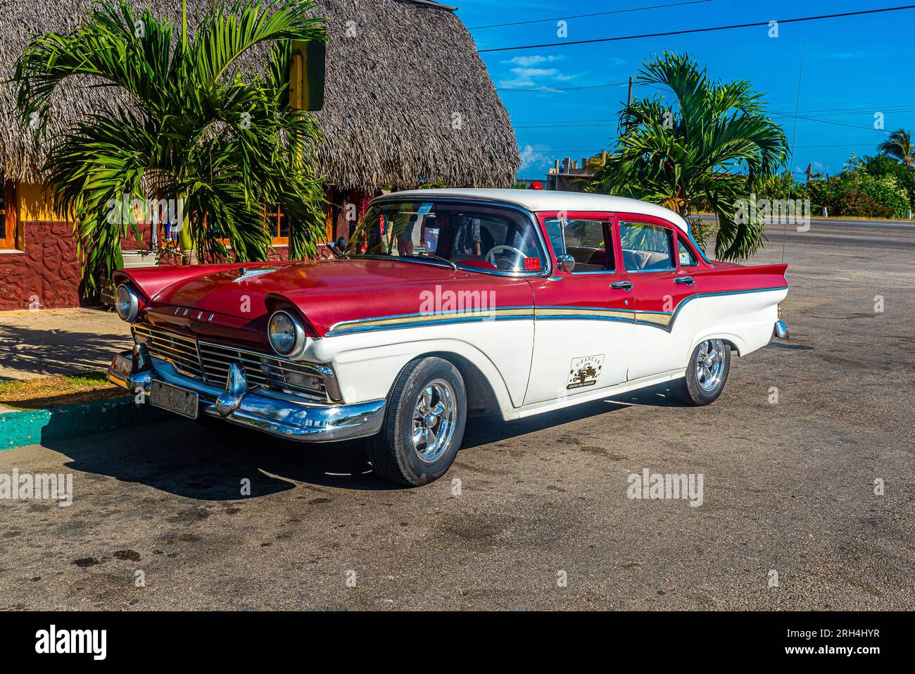 Kuba, Varadero ist einer der bekanntesten Orte in Kuba. Alte amerikanische Autos aus der Elvis-Aaron-Presley-Periode. Ford aus den 50s. Stockfoto Kuba, Varadero ist einer der bekanntesten Orte in Kuba. Alte amerikanische Autos aus der Elvis-Aaron-Presley-Periode. Ford aus den 50s. Stockfoto