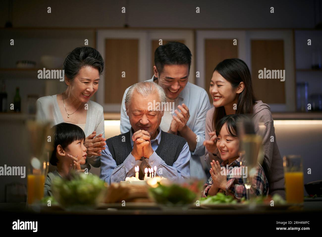 Alles gute, asiatische Familie der 3. Generation, die Opas Geburtstag zu Hause feiert Stockfoto