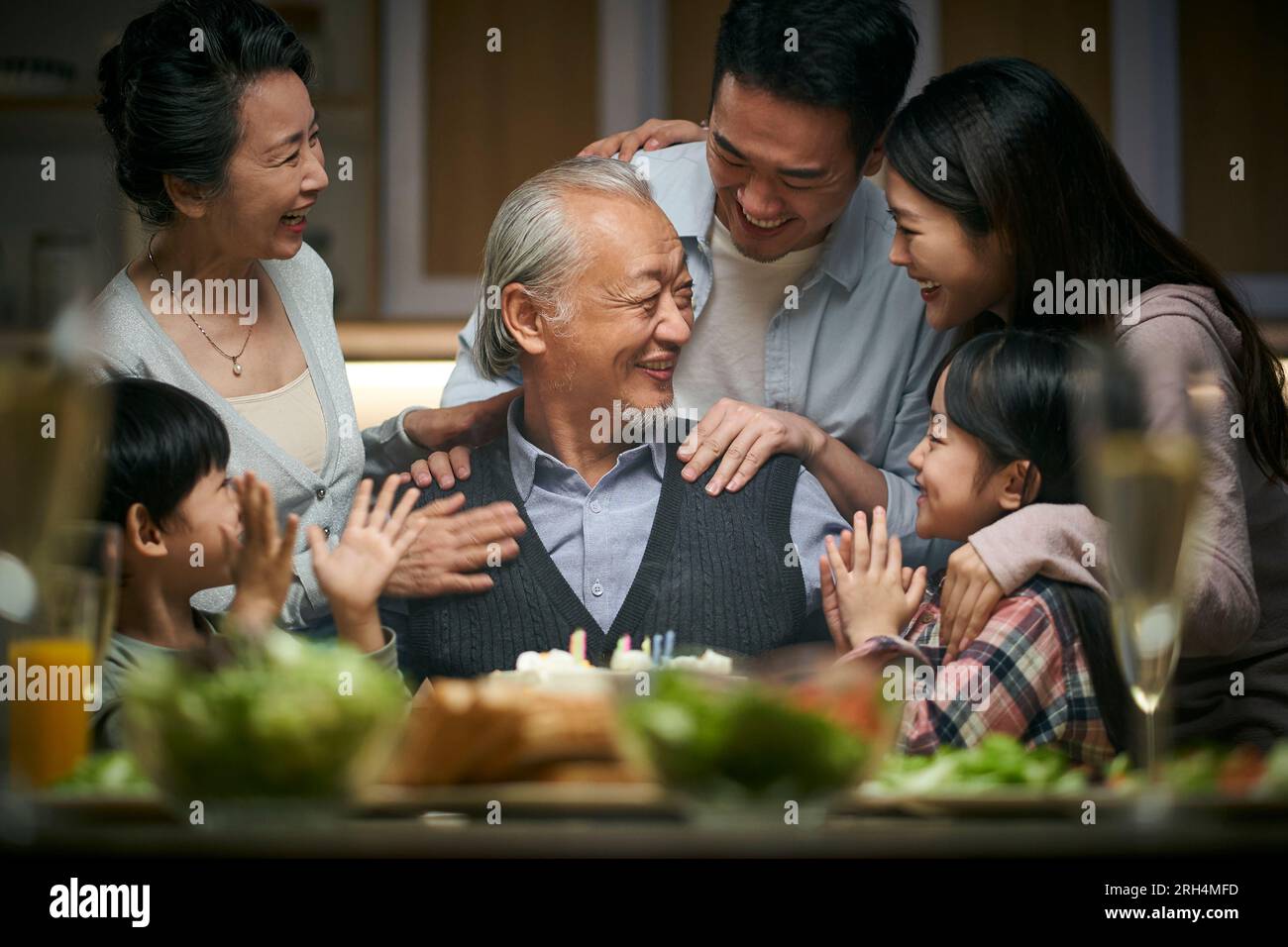 Alles gute, asiatische Familie der 3. Generation, die Opas Geburtstag zu Hause feiert Stockfoto