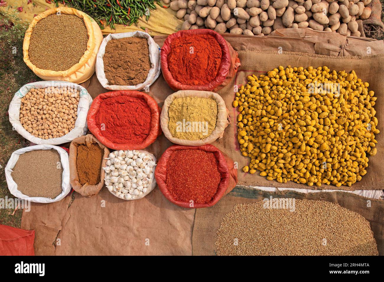 Farbenfrohe Gewürze auf einem informellen ländlichen Markt in Indien Stockfoto