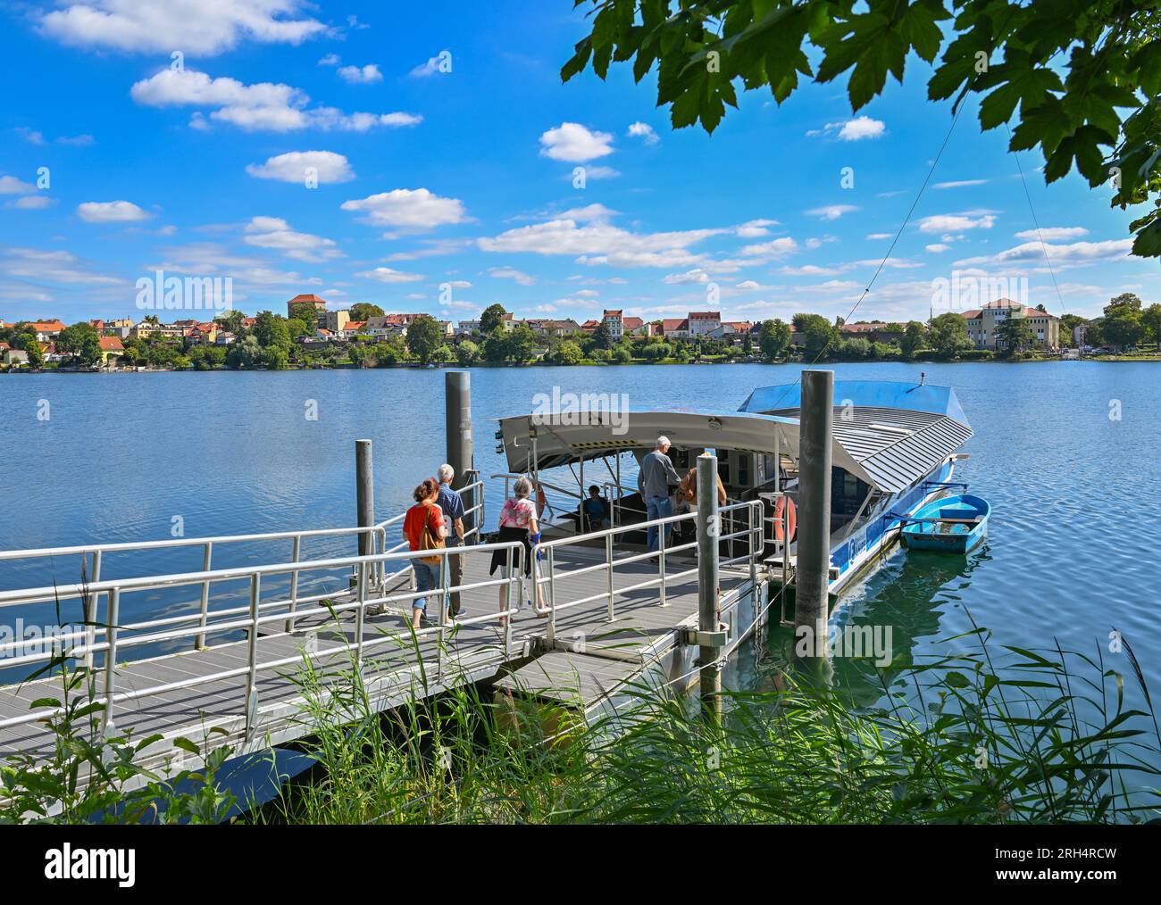 Strausberg, Deutschland. 11. Aug. 2023. Eine Seilfähre steht auf der westlichen Seite des Straussees. Der See hat etwa zehn Jahre lang die Hälfte seines Wassers verloren. Seit 2014 ist der Wasserstand jedes Jahr um etwa 20 Zentimeter gesunken. Die Ursache für den Wasserverlust ist nicht bekannt. Zu diesem Thema wurde ein Sachverständigengutachten in Auftrag gegeben. Kredit: Patrick Pleul/dpa/Alamy Live News Stockfoto