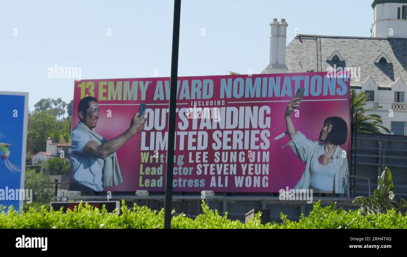 Los Angeles, Kalifornien, USA 12. August 2023 Beef Billboard mit Steven Yeun und Ali Wong mit 13 Emmy Nominierungen am 12. August 2023 in Los Angeles, Kalifornien, USA. Foto: Barry King/Alamy Stock Photo Stockfoto