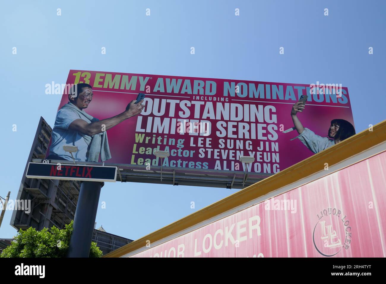 Los Angeles, Kalifornien, USA 12. August 2023 Beef Billboard mit Steven Yeun und Ali Wong mit 13 Emmy Nominierungen am 12. August 2023 in Los Angeles, Kalifornien, USA. Foto: Barry King/Alamy Stock Photo Stockfoto