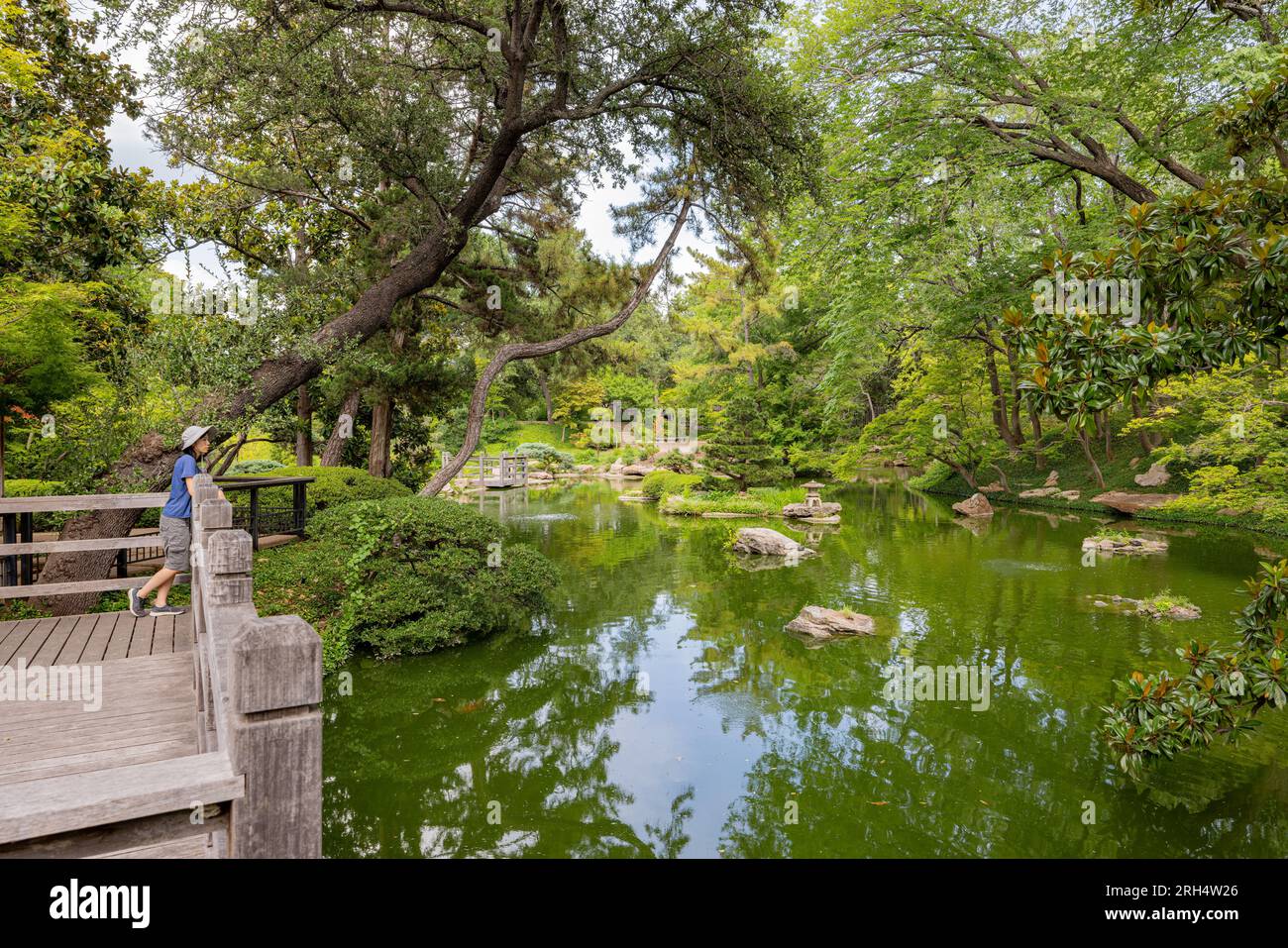 Texas, JULI 3 2023 - Frau genoss den japanischen Garten des Fort Worth Botanic Garden Stockfoto