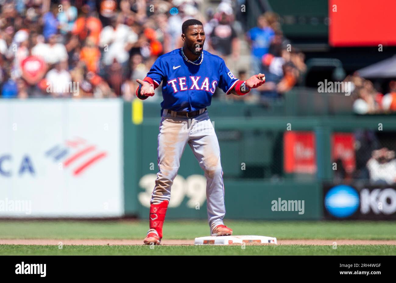 San Francisco, USA. August 13 2023 San Francisco CA, USA Texas Rangers J.P. Martinez(50) hat seine Teamkollegen aufgepumpt, nachdem er während des MLB-Spiels zwischen den Texas Rangers und den San Francisco Giants einen Doppelten in der Spitze des neunten Inning geschlagen hatte. San Francisco schlug Texas 3-2 in 10 Innings im Oracle Park San Francisco Calif Thurman James/CSM Kredit: CAL Sport Media/Alamy Live News Stockfoto