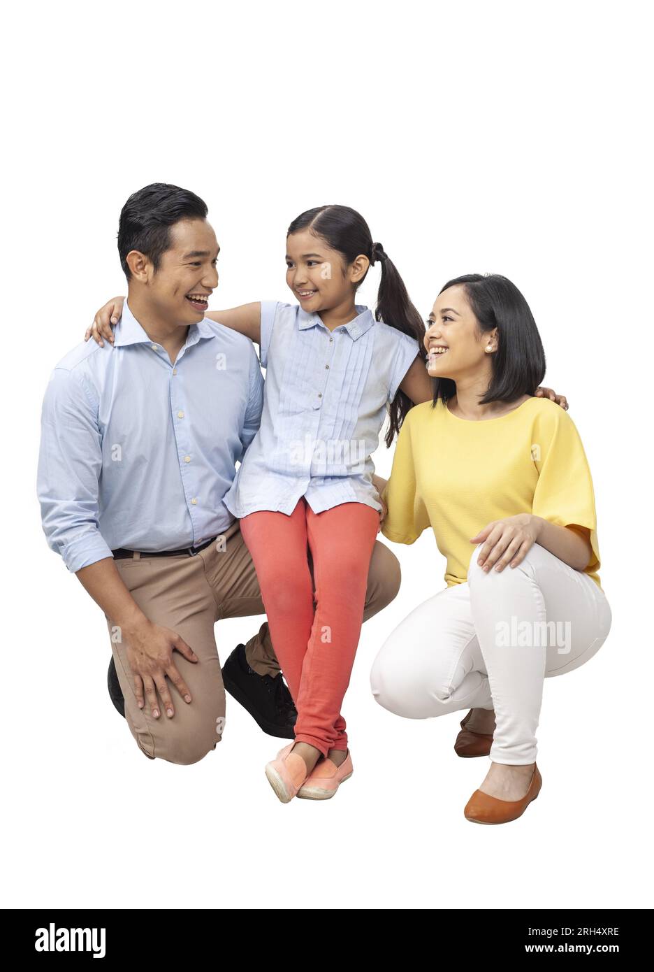 Junge und fröhliche asiatische Familie, die sich anlächelt und sich im Studio posiert, isoliert auf weißem Hintergrund Stockfoto