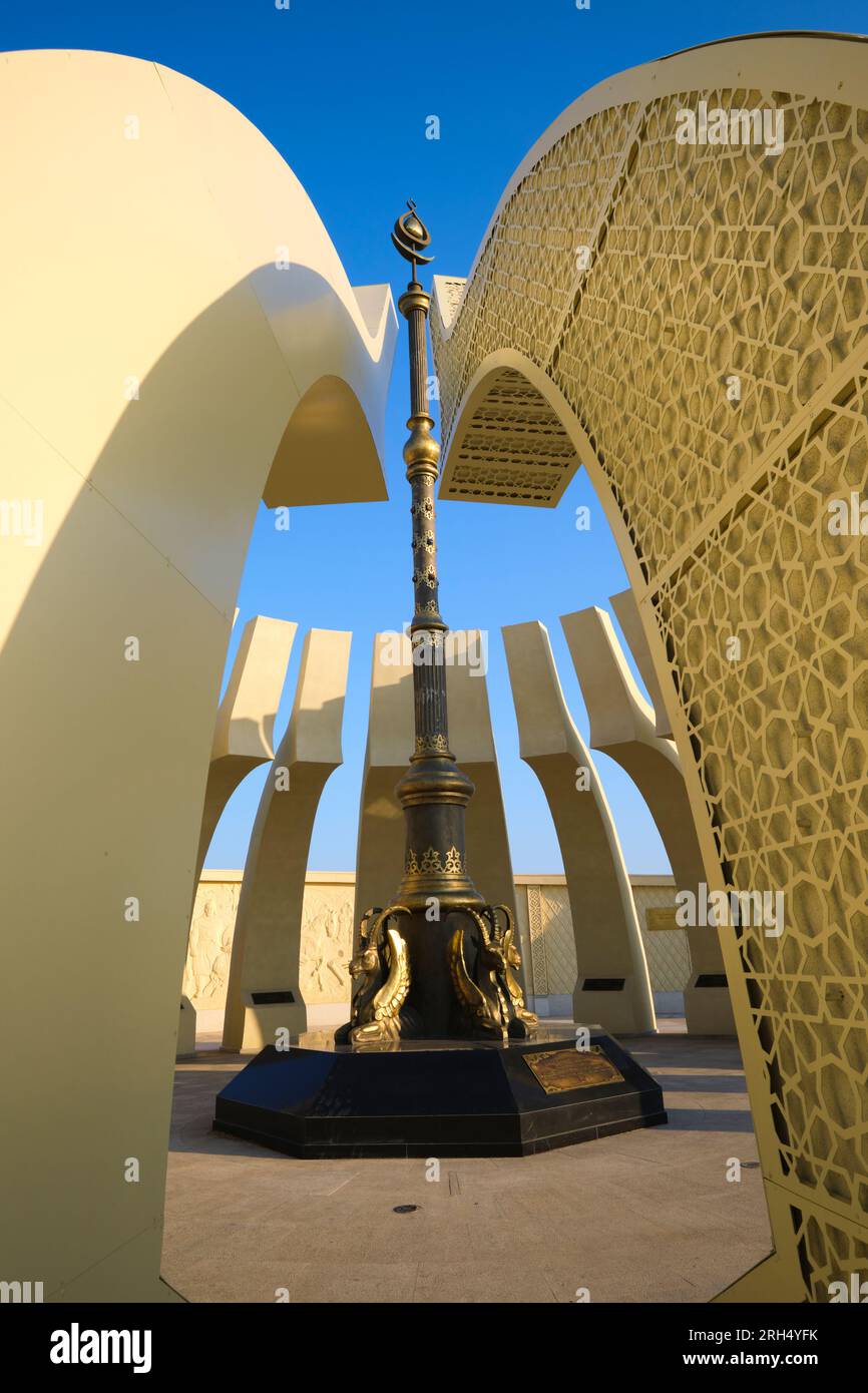 Ein Blick auf das moderne, kreisförmige Denkmal Pamyatnik Khanam, das verschiedenen alten kasachischen Führern, den Khanen, gewidmet ist. In Turkestan, Turkistan, Südkasachisch Stockfoto