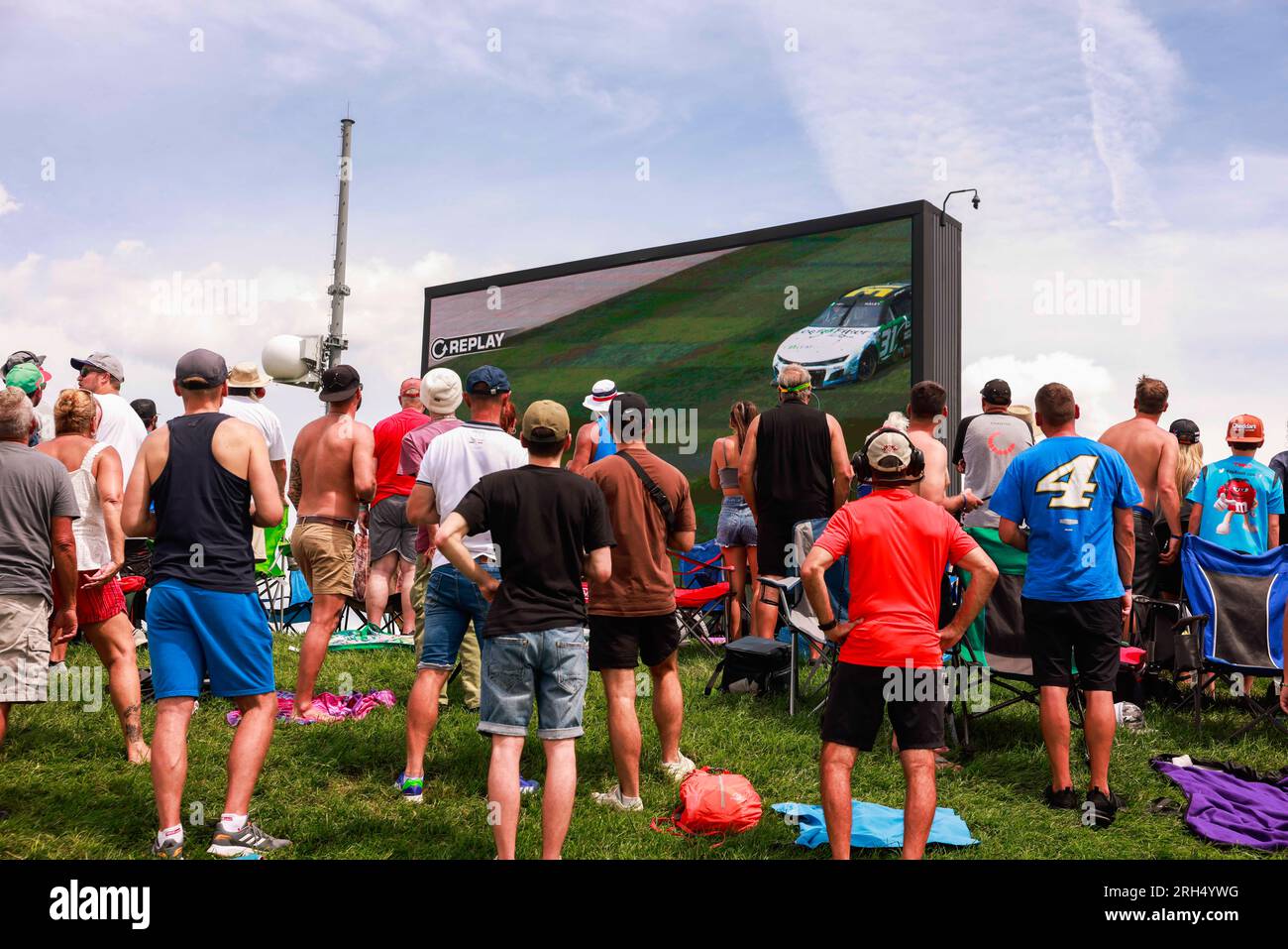 Indianapolis, Usa. 13. Aug. 2023. Die Zuschauer beobachten während des Verizon 200 auf dem Brickyard auf dem Indianapolis Motor Speedway in Indianapolis abwechselnd über Hügel. (Foto: Jeremy Hogan/SOPA Images/Sipa USA) Guthaben: SIPA USA/Alamy Live News Stockfoto