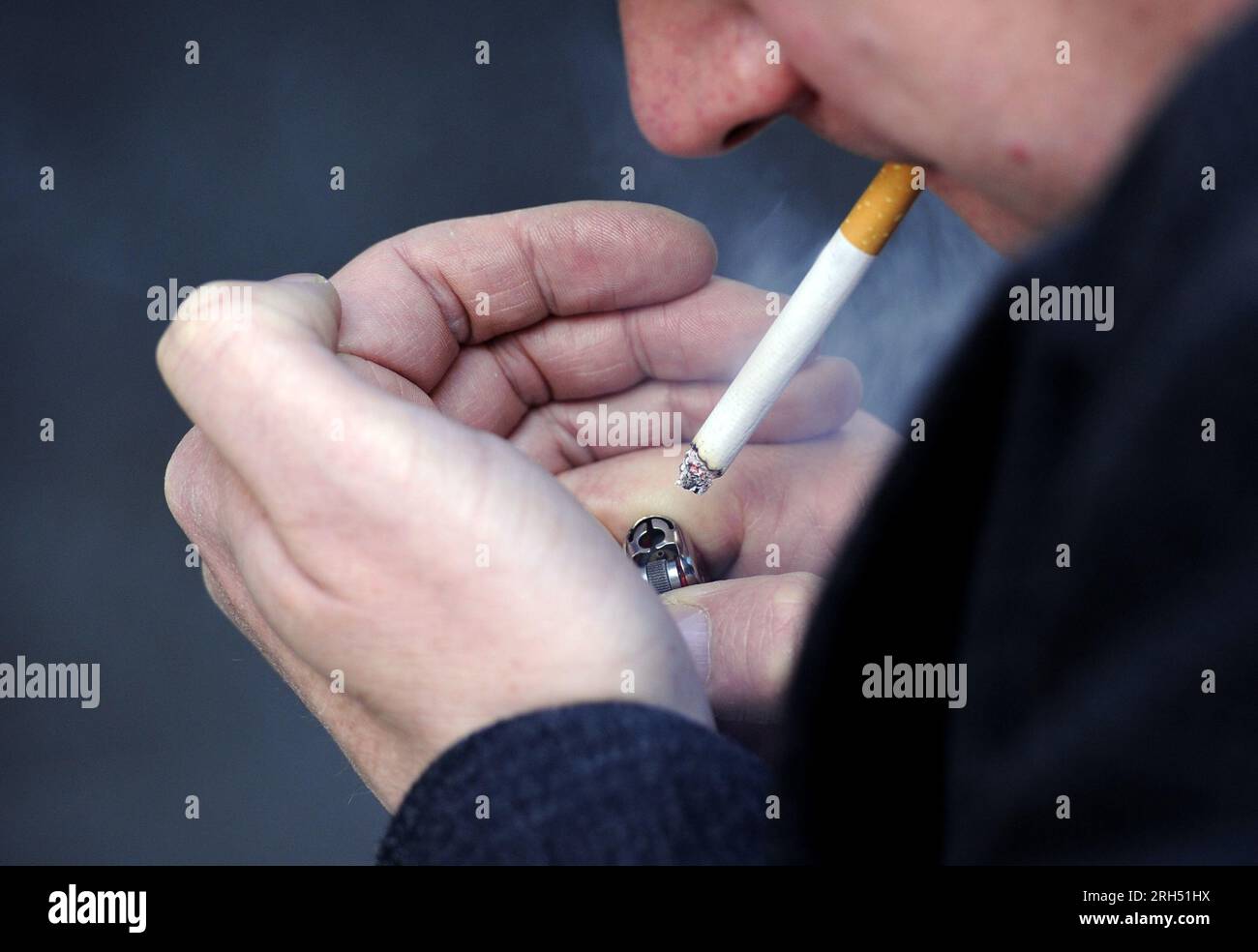 FOTO Eines MODEL-Aktenfotos vom 12.03/13, von einem Mann, der eine Zigarette raucht. Im Rahmen der von der Regierung geprüften Vorschlagsentwürfe könnten auf der Innenseite der Zigarettenpackungen Hinweise angebracht werden, die Raucher dazu ermutigen, aufzuhören. Ausgabedatum: Montag, 14. August 2023. Stockfoto