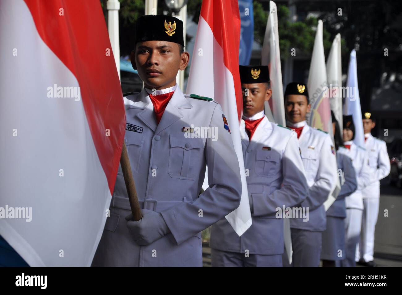 Jakarta, Indonesien - 02. Juni 2012 : Jugend hisst die Flagge der Republik Indonesien und bereitet sich auf die Zeremonie vor, Jakarta - Indonesien Stockfoto