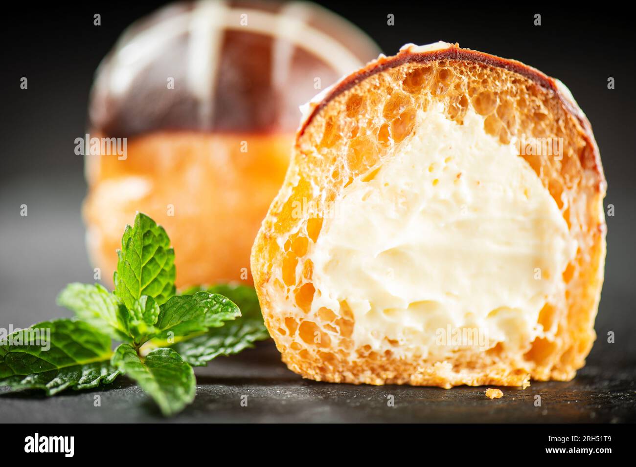 Delikate glutenfreie Choux-Teigkugel gefüllt mit bayerischer Patisserie-Creme. Stockfoto