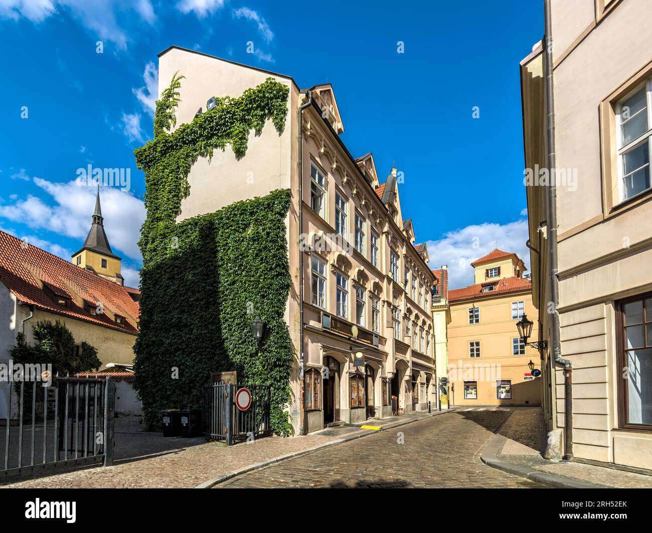Enge Kopfsteinpflasterstraße inmitten typischer Gebäude in der Prager Altstadt, Tschechische Republik. Stockfoto