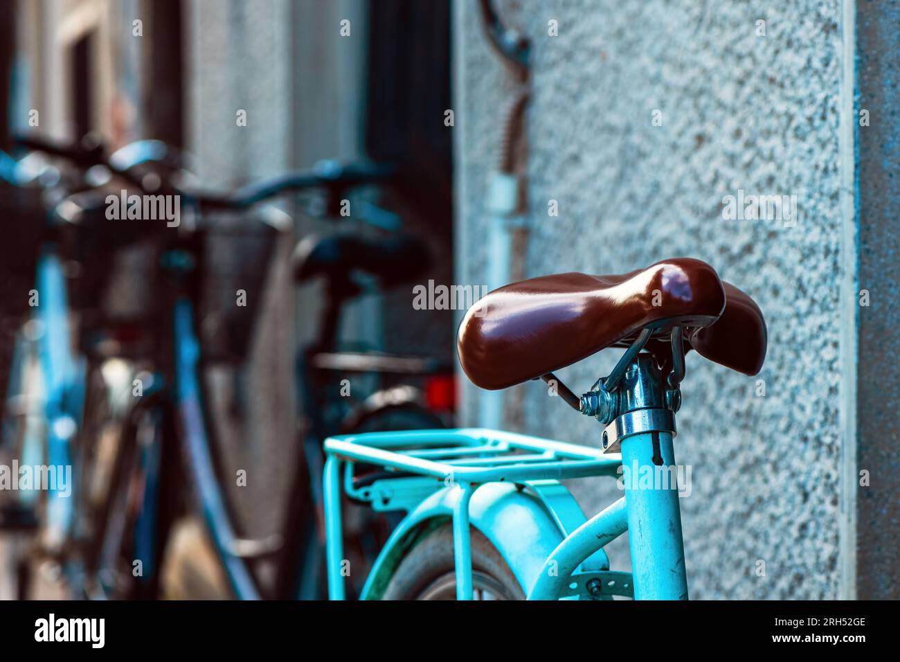 Fahrräder, die sich an die Wand des Gebäudes an der Straße lehnen, selektiver Fokus Stockfoto