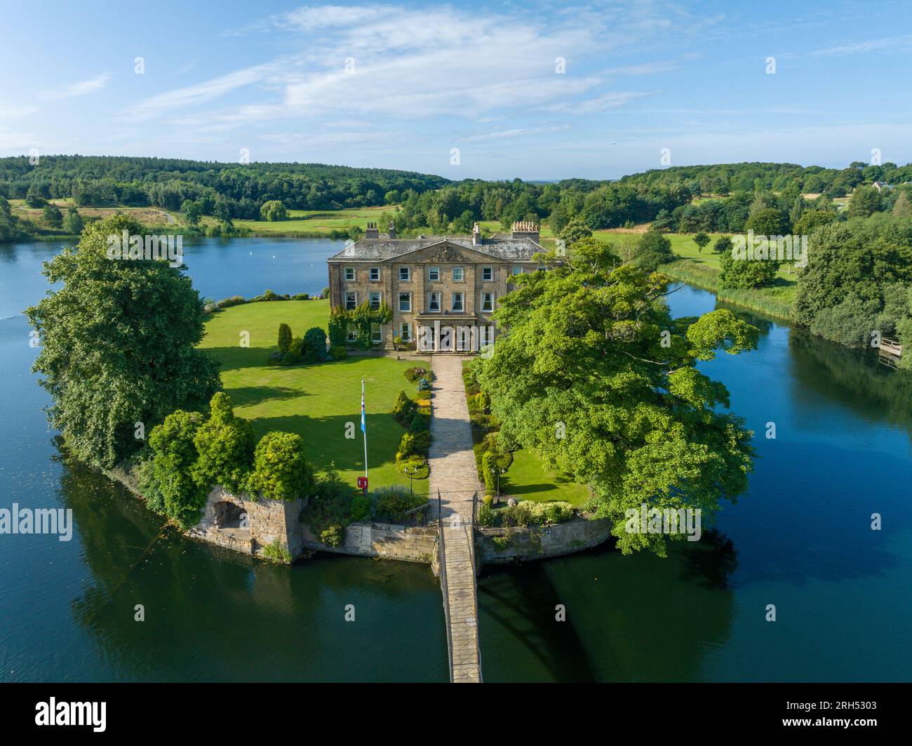 Wakefield, Walton Hall, Waterton Park Wakefield West Yorkshire. Luftaufnahme des historischen Gebäudes und der Insel an einem sonnigen Tag. Vereinigtes Königreich Stockfoto