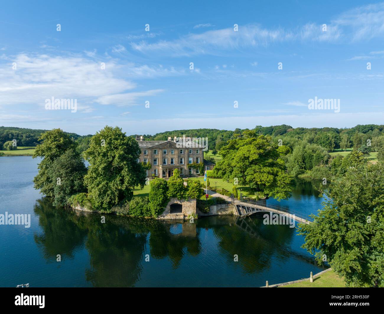 Wakefield, Walton Hall, Waterton Park Wakefield West Yorkshire. Luftaufnahme des historischen Gebäudes und der Insel an einem sonnigen Tag. Vereinigtes Königreich Stockfoto