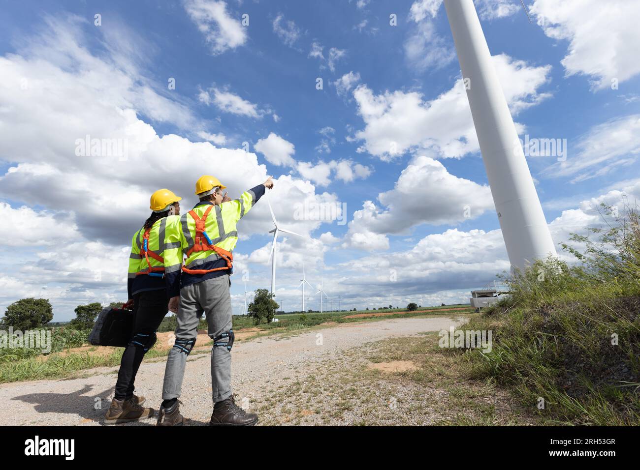 Techniker für Windturbinenanlagen, männliches Team, das für die Instandhaltung der Baustelle zuständig ist. Eco Power-Energieerzeuger für nachhaltige Menschen Stockfoto