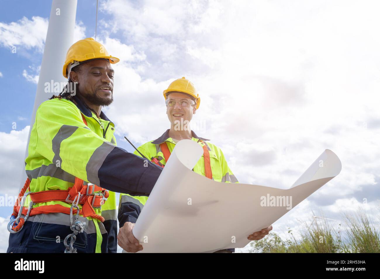 Techniker für Windturbinenanlagen, männliches Team, das für die Instandhaltung der Baustelle zuständig ist. Eco Power-Energieerzeuger für nachhaltige Menschen Stockfoto