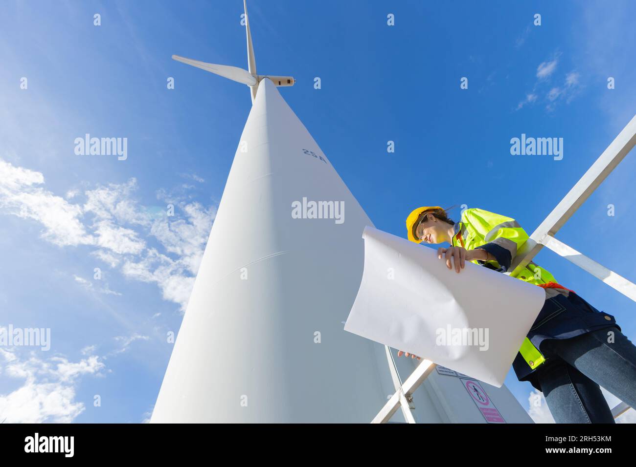 Ingenieurin, Techniker, Porträt, Betrieb, Windturbine, nachhaltige umweltfreundliche Energie, Genrator, glückliches Lächeln Stockfoto