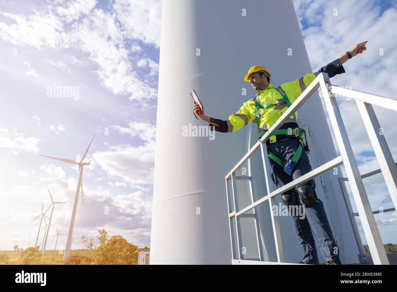 Windturbinentechniker, der den Service überprüft. Ingenieurteam, professionelles Wartungsteam, sauberes Stromerzeugungssystem Stockfoto