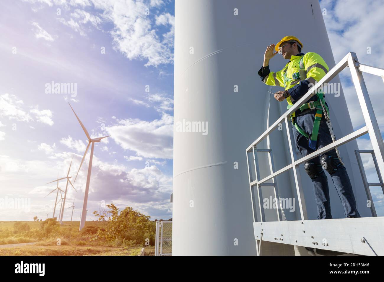 Windturbinentechniker, der den Service überprüft. Ingenieurteam, professionelles Wartungsteam, sauberes Stromerzeugungssystem Stockfoto