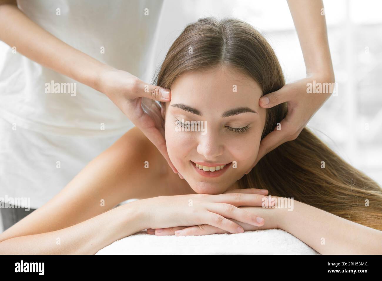 Gesundheitspflege Beauty Frauen Kopfmassage im Spa Schmerzlinderung Entspannen Sie sich für einen gesunden Lebensstil. Schöne Frau Körperpflegebehandlung Nahaufnahme Gesicht. Stockfoto